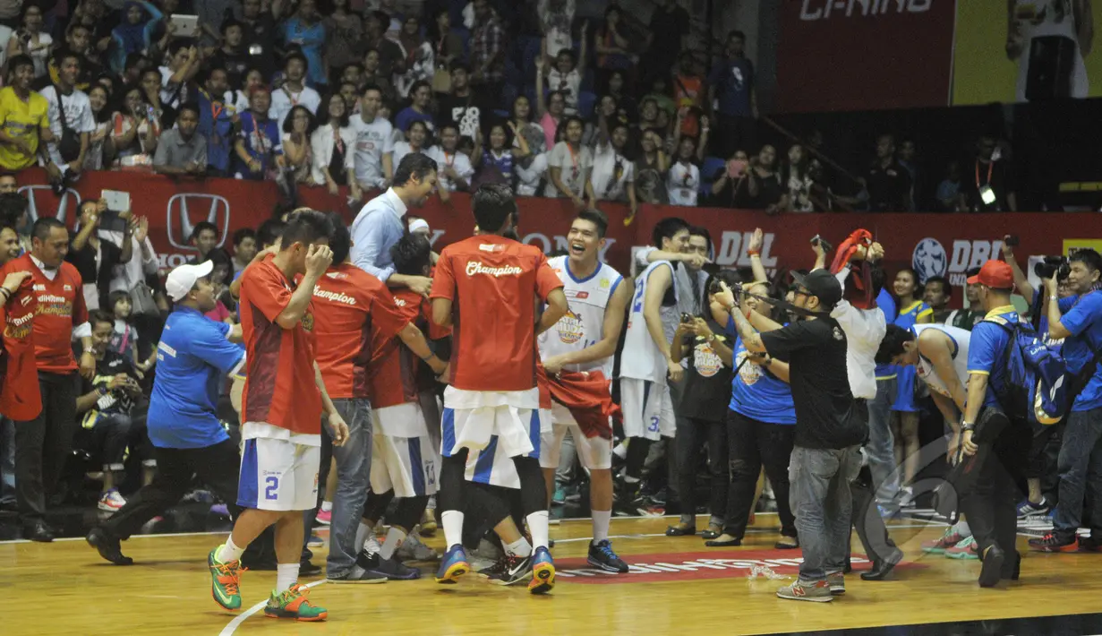 Pemain Satria Muda Britama Jakarta bersorak setelah menang atas Pelita Jaya dengan skor 62-54 pada babak Grand Final NBL Championship di Jakarta, Minggu (10/5/2015). (Liputan6.com/Herman Zakharia)