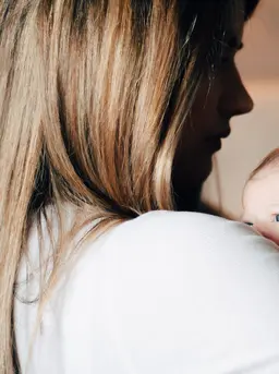ASI memiliki peran penting dalam mendukung tumbuh kembang bayi. (Foto: Unsplash/Hollie Santos)