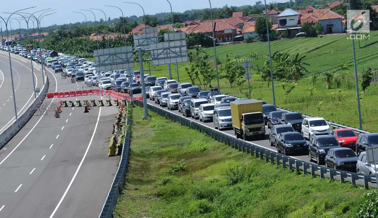 Kepadatan kendaraan yang antre menuju pintu keluar Tol Brebes Timur, Jawa Tengah, Sabtu (23/12). Libur Natal 2017, arus lalu lintas yang akan keluar dari pintu Tol Brebes Timur terjadi kepadatan. (Liputan6.com/Helmi Fithriansyah)