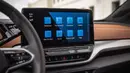Head unit touchscreen berukuran 12 inci menjadi sarana multimedia bagi seluruh penumpang ID.4. Layar ini dilengkapi dengan navigasi built-in serta konektivitas wireless Apple CarPlay dan Android Auto. (Source: caranddriver.com)