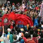 Peserta parade Pesta Rakyat Bogor melintas di tengah-tengah lautan massa yang memenuhi ruas Jalan Surya Kencana, Bogor, Senin (22/2/2016). Pesta Rakyat Bogor 2016 bersamaan dengan perayaan Cap Go Meh di Kota Bogor