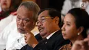 Jaksa Agung HM Prasetyo (tengah) berbincang dengan Menteri PUPR Basuki Hadimuljono (kiri) saat menghadiri penandatanganan nota kesepahaman di Jakarta, Kamis (1/3). (Liputan6.com/JohanTallo)
