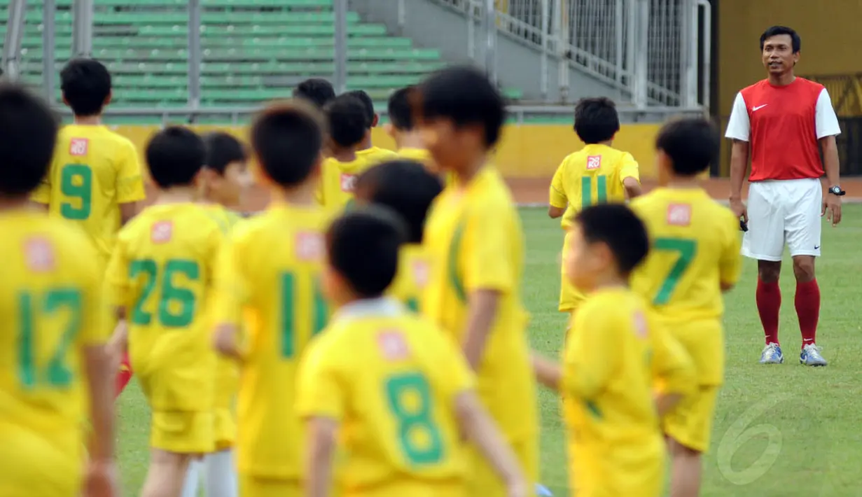 Puluhan anak-anak mendapat pelatihan singkat dari legenda sepak bola Indonesia di Stadion GBK Jakarta, (6/6/2014). (Liputan6.com/Helmi Fithriansyah)