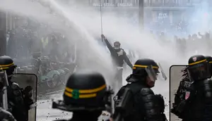 1.000 Orang Ditangkap dalam Kerusuhan di Paris, Penjarahan Meluas