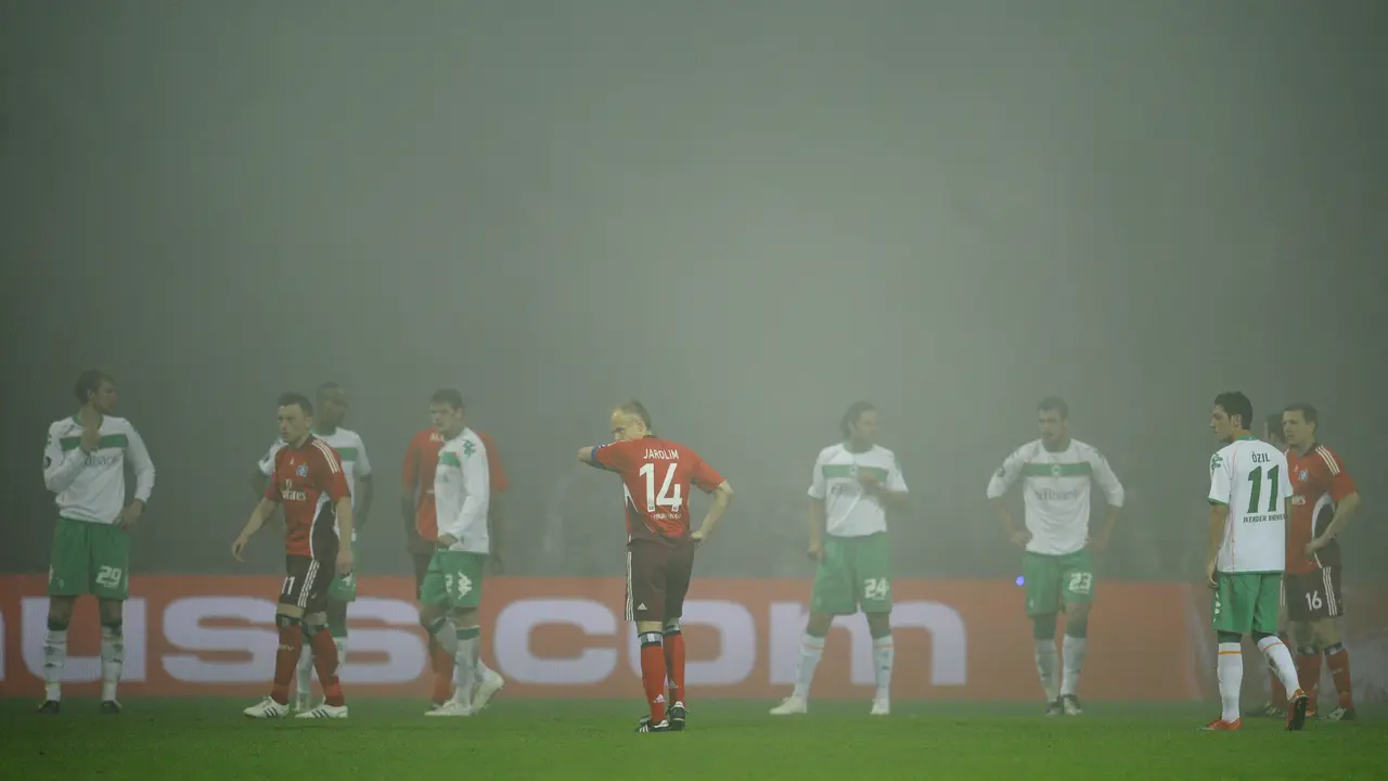 Asap yang menyelimuti lapangan memaksa duel antara Werder Bremen vs Hamburger SV di babak semifinal UEFA Cup 2009 lalu sempat terhenti