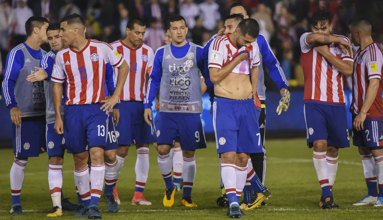 Para pemain Paraguay tampak kecewa usai ditaklukkan Uruguay pada laga kualifikasi piala dunia 2018 di Stadion Defensores del Chaco, Rabu (6/9/2017). Uruguay menang 2-1 atas Paraguay. (AFP/Favio Falcon)