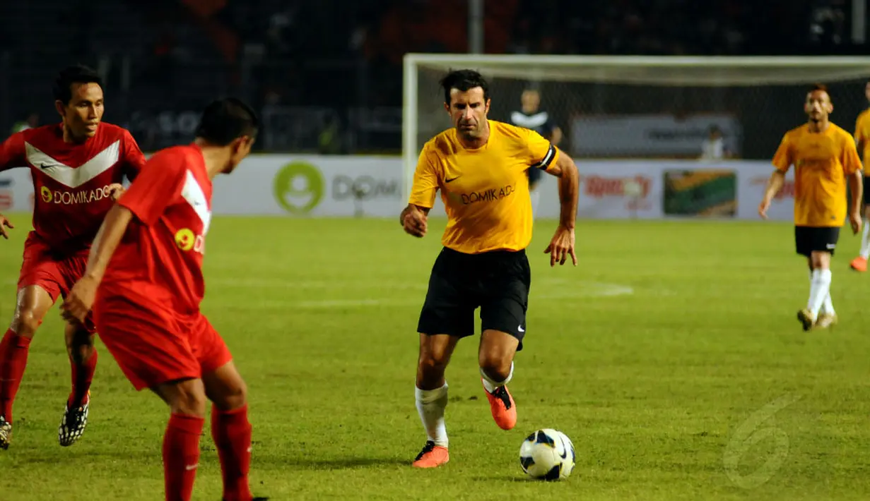 Dua pemain legenda Timnas Indonesia mencoba mengejar laju mantan pesepakbola Portugal, Luis Figo (kanan) di Stadion GBK Jakarta, (7/6/2014).  (Liputan6.com/Helmi Fithriansyah)