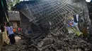 Warga melihat rumah yang rusak usai gempa melanda Pandeglang, Banten, Sabtu (3/8/2019). Menurut Kepala BPBD Kabupaten Pandegelang Deni Kurnia, untuk di wilayah Pandeglang kerusakan terparah usai gempa Banten terjadi di Desa Panjang Jaya dan Sinar Jaya, Kecamatan Mandalawangi. (RONALD SIAGIAN/AFP)