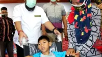 Wali Kota Bengkulu Helmi Hasan menunjukkan kepeduliannya terhadap kaum disabilitas dengan berbagai program dan bantuan langsung. (Liputan6.com/Yuliardi Hardjo)