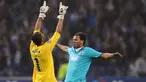 Porto's Helton Arruda and Rolando Fonseca celebrate after their Champions League second-leg of the first knock out round match against Atletico Madrid at Dragao Stadium on March 11, 2009. AFP PHOTO/FRANCISCO LEONG