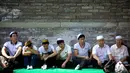 Umat muslim Cina menunggu dimulainya pelaksanaan salat Idul Fitri di masjid Niujie, Beijing, 26 Juni 2017. Masjid Niujie merupakan Masjid bersejarah di Kota Beijing dan mnjadi tempat ibadah masyarakat muslim. (AP Photo/Mark Schiefelbein)