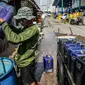 Penjual memenuhi drum atau wadah penyimpanan milik pembeli dengan air bersih yang dijualnya di Kawasan Muara Angke, Jakarta Utara, Rabu (30/8/2023). (Liputan6.com/Faizal Fanani)