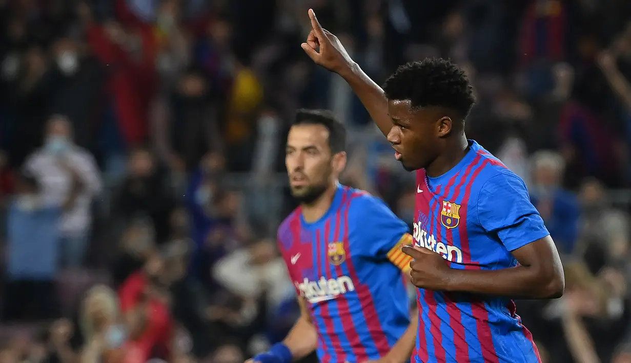 Ansu Fati. Striker Spanyol berusia 18 tahun ini mulai bermain unutk tim senior Barcelona satu musim sebelum Ronald Koeman datang. Di bawah Ronald Koeman sejak awal musim lalu, ia yang kerap didera cedera mampu tampil sebanyak 16 laga dengan torehan 7 gol dan 5 assist. (AFP/Lluis Gene)