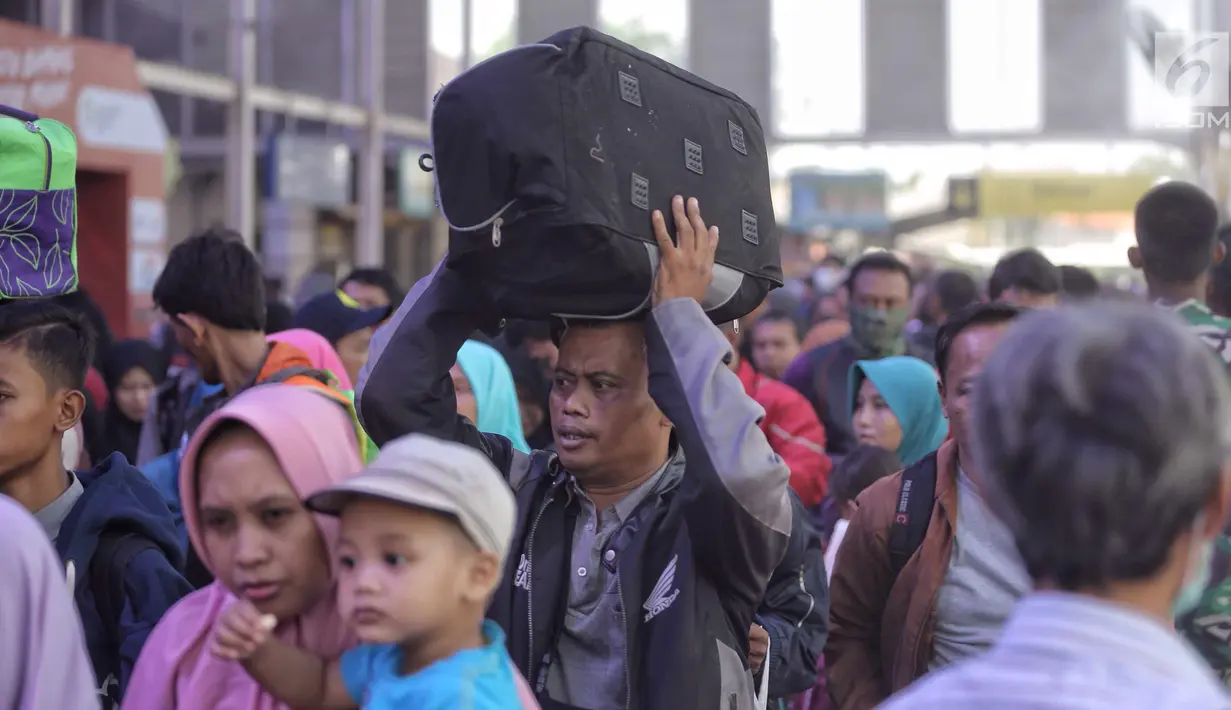 Sejumlah pemudik mengantre di pintu keberangkatan Stasiun Pasar Senen, Jakarta, Selasa (12/6). Pada H-3 Lebaran, sebanyak 25.295 pemudik berangkat ke berbagai daerah di Pulau Jawa melalui Stasiun Pasar Senen. (Liputan6.com/Faizal Fanani)