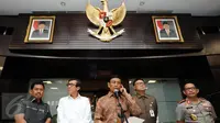 Menkopolhukam Wiranto (tengah) saat mengumumkan pembubaran Hizbut Tahrir Indonesia (HTI) di Jakarta, Senin (8/5). Wiranto menuturkan, keputusan tersebut telah melalui satu proses pengkajian yang panjang. (Liputan6.com/Helmi Fithriansyah)