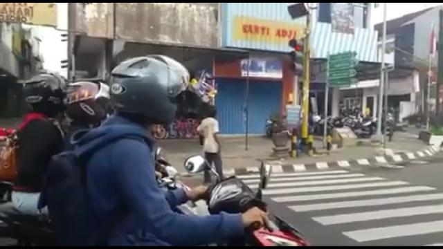 Pria Diduga Gangguan Jiwa ini Ikut Berhenti di Lampu Merah