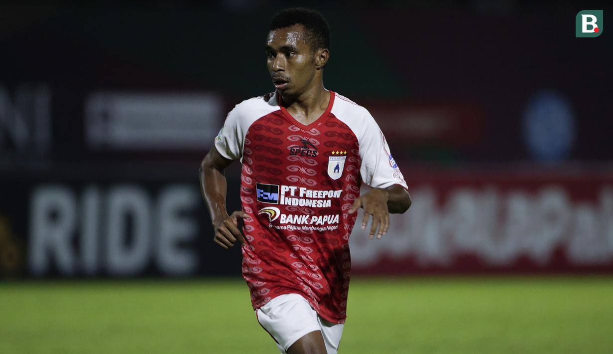 Todd Rivaldo Ferre. Gelandang serang Persipura Jayapura berusia 22 tahun ini juga merupakan hasil binaan Persipura yunior. Ia baru saja ditarik dari masa peminjaman di Lampang FC, Thailand. Nilai pasarnya pun meningkat menjadi 225 ribu euro (Rp.3,8 miliar). (Foto: Bola.com/Vitalis Yogi Trisna)