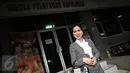 Aktris Venna Melinda saat mendatangi Polda Metro Jaya, Jakarta, Senin (4/1/2015). Venna melaporkan oknum yang diduga mencatut namanya di media sosial dalam kasus penipuan bermodus jual beli online. (Liputan6.com/Immanuel Antonius)