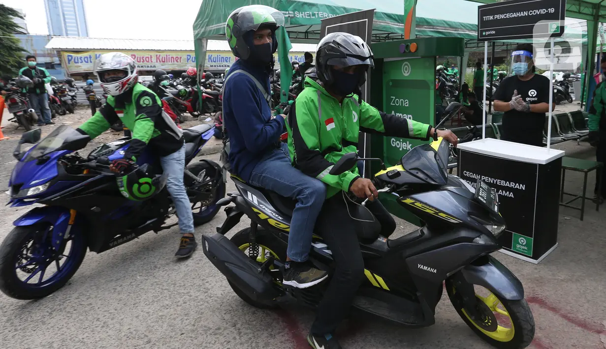 Pengemudi ojek online mengangkut penumpang di Shelter Sudirman, Jakarta, Senin (8/6/2020). Pemprov DKI mulai mengizinkan ojek daring maupun konvensional mengangkut penumpang di PSBB transisi dengan menerapkan protokol kesehatan. (Liputan6.com/Angga Yuniar)