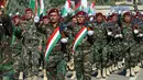 Perwira Peshmerga berbaris dalam formasi saat mengambil bagian dalam upacara kelulusan di Kota Soran, Irak, Rabu (16/10/2019). Latihan pasukan bersenjata Kurdi tersebut dilakukan sekitar 100 kilometer timur laut ibu kota otonomi wilayah Kurdi di Irak, Arbil. (SAFIN HAMED/AFP)