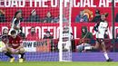 Pemain Fulham, Alex Iwobi, melakukan selebrasi setelah mencetak gol ke gawang Manchester United pada laga pekan ke-26 Premier League 2023/2024 di Stadion Old Trafford, Sabtu (24/2/2024). Fulham berhasil menang berkat gol Calvin Bassey dan Alex Iwobi. Sementara gol Setan Merah dicetak oleh Harry Maguire. (AP Photo/Dave Thompson)