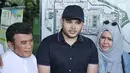 Ridho Rhoma (tengah) didampingi kedua orang tuanya saat memberi keterangan kepada awak media di RSKO, Jakarta, Kamis (25/01). Ridho Rhoma telah usai menjalankan rehabilitasi selama 10 bulan di RSKO (Liputa6.com/Herman Zakharia)