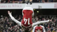 Penyerang Arsenal, Pierre-Emerick Aubameyang membuat gemuruh stadion setelah membobol gawang Stoke City pada menit ke-75’ dan 86’ di Emirates Stadium, London, (1/4/2018). Arsenal menang 3-0. (AP/Tim Ireland)