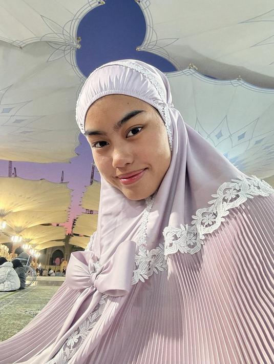 Pamer wajah polos tanpa makeup usai shalat di Masjid Nabawi, Madinah, anak sulung Alya Rohali ini ramai dipuji. Tak sedikit netizen yang bubuhkan komentar pujian untuk Jani. Namira Adjani memang dikenal sebagai anak artis yang tidak neko-neko dan selalu berpenampilan sederhana. Senyuman tipis yang dipamerkannya membuat pesonanya semakin terpancar. (Liputan6.com/IG/@namiradjani)