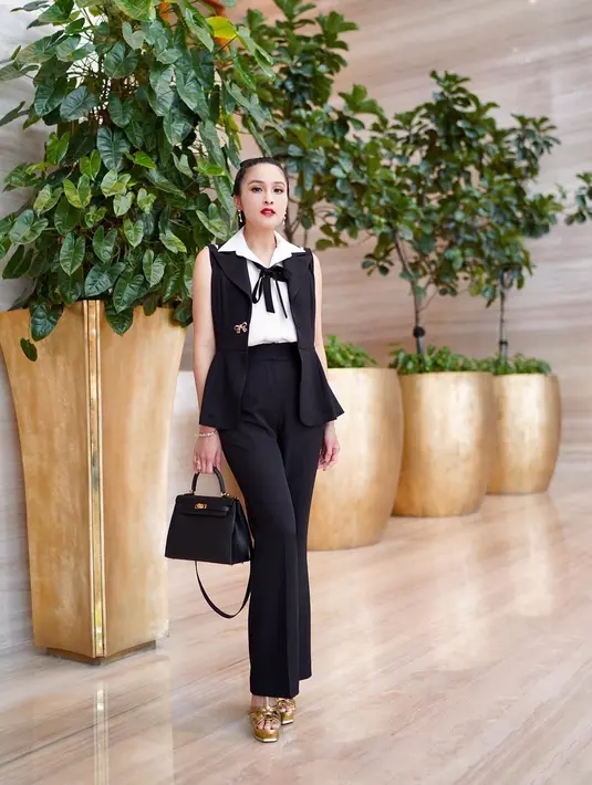 Padu padan outfit monokrom jadi kunci tampilan anggun dan elegan ala Sandra Dewi. [Instagram].