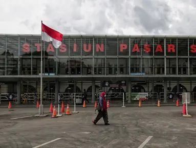 Suasana Stasiun Pasar Senen, Jumat (24/4/2020). Terkait larangan mudik Lebaran 2020, Stasiun Pasar Senen untuk sementara tidak melayani keberangkatan kereta jarak jauh dari tanggal 24 sampai 30 April 2020 mendatang. (Liputan6.com/Johan Tallo)