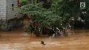 Seorang anak berenang di Sungai Ciliwung yang meluap di kawasan Rawajati, Jakarta, Jumat (26/4). Tingginya volume debit air yang berasal dari Bogor tidak menyurutkan niat anak-anak itu untuk tetap berenang, meskipun berbahaya bagi keselamatan. (Liputan6.com/Immanuel Antonius)
