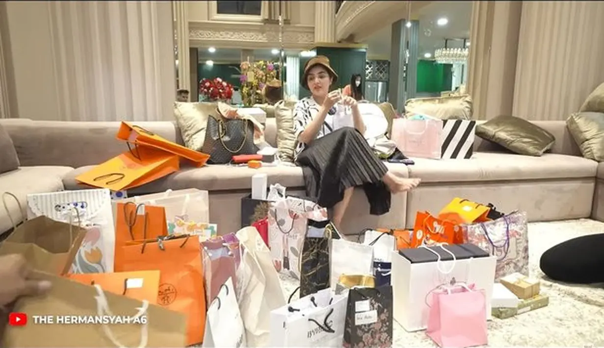 <p>Walaupun belum sempat membuka kadonya, namun Ashanty tampak bahagia. Bagi Ashanty, kehadiran tamu undangan sudah jadi kado terbaik. [Foto: youtube.com/The Hermansyah A6]</p>