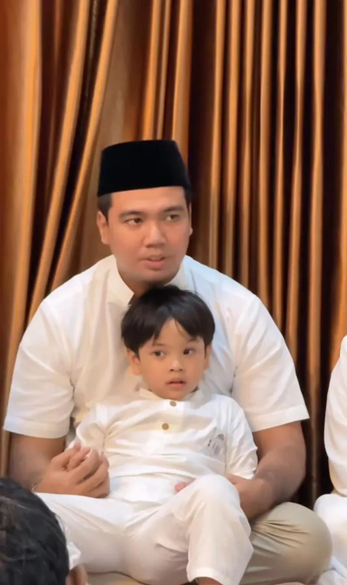 7 Potret Pengajian Sederhana Frans Faisal Jelang Menikah, Gaya Hijab Fuji Menawan