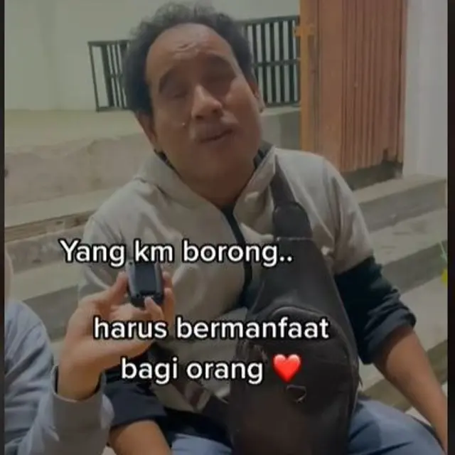 Terharu Lihat Perjuangannya, Pria Borong Kerupuk Pedagang Tunanetra