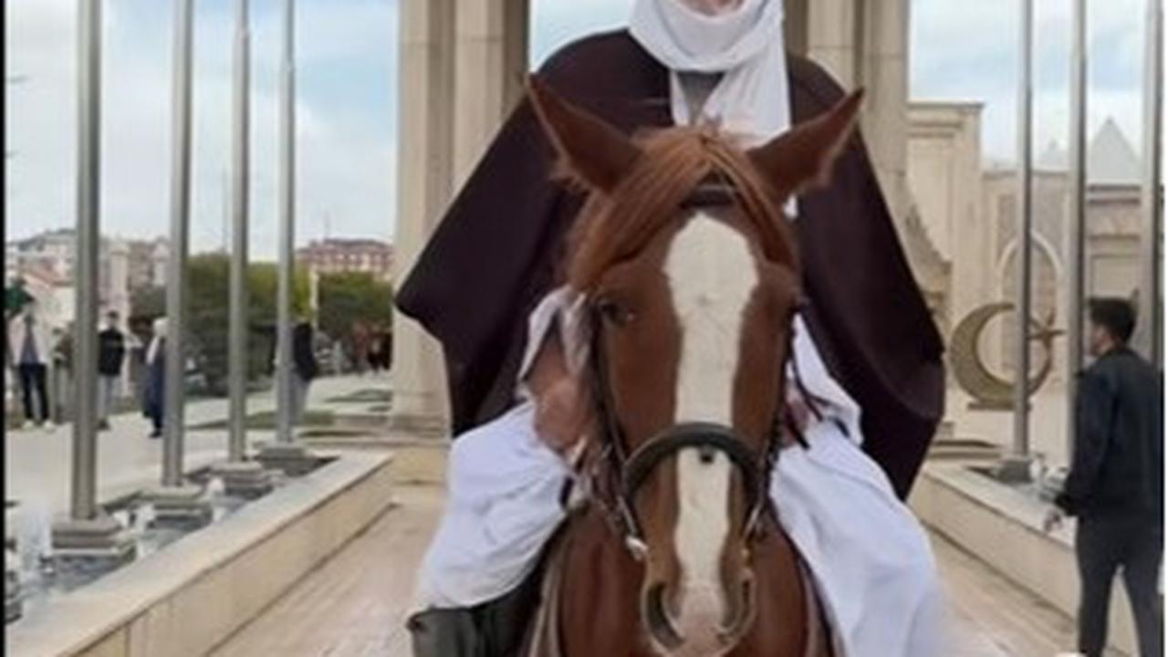 3 bule muslim asal Spanyol pergi haji naik kuda