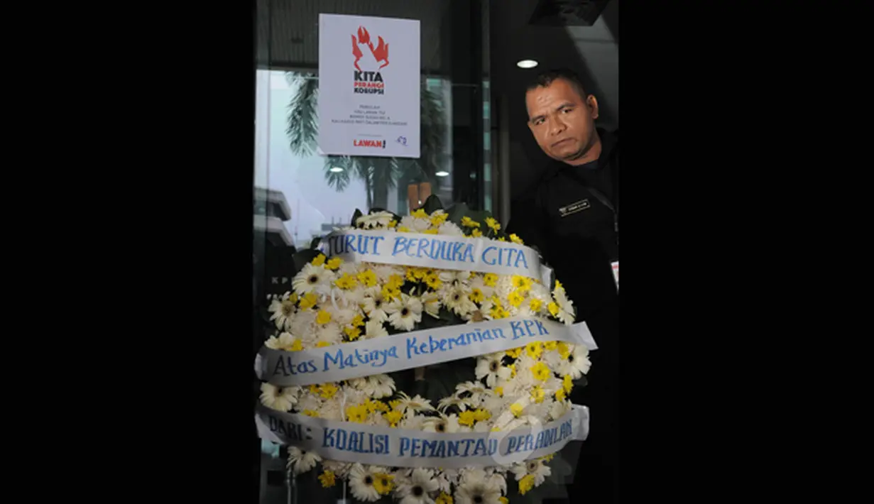 Sebuah karangan bunga terpajang di depan Gedung KPK, Jakarta, Selasa (3/3/2015). Karangan bunga tersebut dikirimkan sebagai bentuk atas matinya keberanian KPK di Gedung KPK, Jakarta, Selasa (3/3/2015). (Liputan6.com/Herman Zakharia)