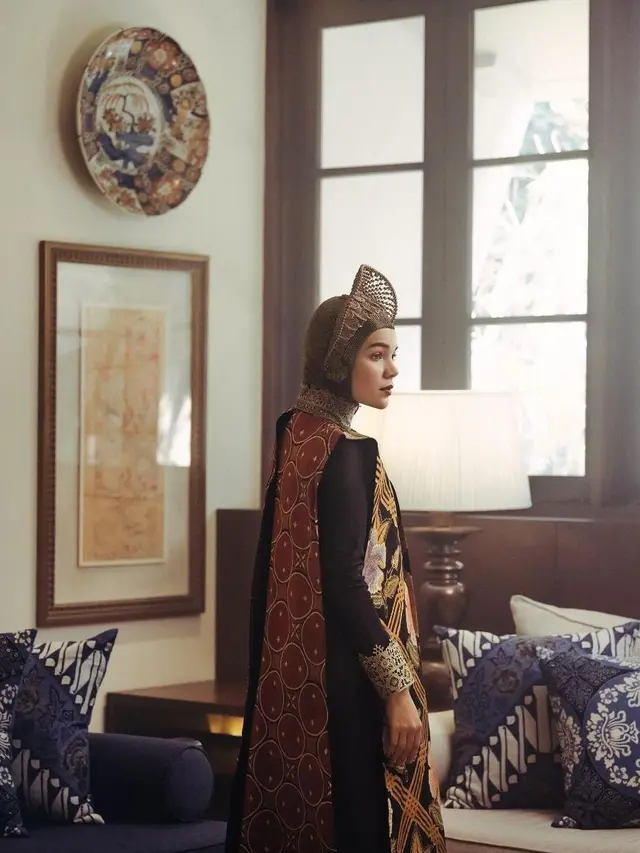 6 Gaya Hijab Dewi Sandra yang Tertutup, Jarang Unggah Foto Diri