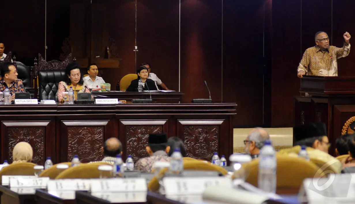 Plt Ketua KPK Taufiqurrahman Ruki (kanan) berbicara dalam pembukaan masa sidang, disaksikan Ketua DPD Irman Gusman (kedua kiri), Wakil Ketua DPD Farouk Muhammad (kiri) dan GKR Hemas usai penandatanganan nota kesepahaman. (Liputan6.com/Andrian M Tunay)