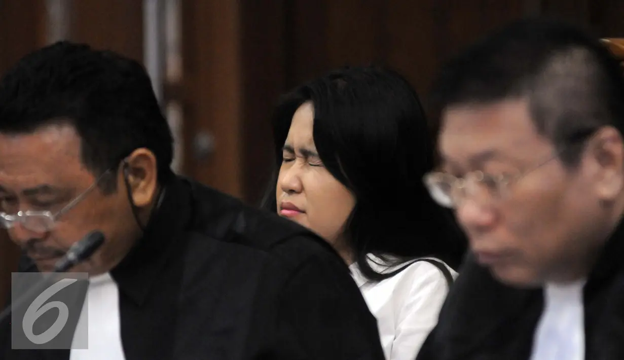 Ekspresi lelah Jessica Wongso saat kembali sidang di PN Jakarta Pusat, Kamis (25/8). Sidang lanjutan kasus pembunuhan Wayan Mirna Salihin ,Jaksa Penuntut Umum (JPU) menghadirkan ahli toksikologi, I Made Agus Gelgel Wirasuta. (Liputan6.com/Helmi Afandi)