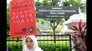 Massa HTI membawa spanduk bertuliskan "Kontes Kecantikan Ajang Pamer Aurat" saat berunjuk rasa di depan kantor Kementerian Pemberdayaan Perempuan, Jakarta, Jumat (20/2/2015). (Liputan6.com/Herman Zakharia)