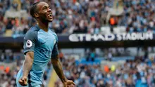Raheem Sterling melakukan selebrasi usai mencetak gol kegawang West Ham United di liga Inggris di Stadion Etihad, Inggris (28/8). Sterling tampil kurang maksimal pada musim lalu dan timnas Inggris pada Piala Eropa lalu. (Reuters/Darren Staples)
