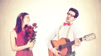 Ilustrasi pria bernyanyi ke seorang wanita. (Foto: Shutterstock)