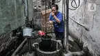 Warga menggunakan sumur timba untuk keperluan mandi, cuci, dan kakus (MCK) di kawasan Sukapura, Cilincing, Jakarta, Senin (22/3/2021). Sumur timba masih menjadi sumber air utama bagi sebagian warga di RW 005 Kelurahan Sukapura. (merdeka.com/Iqbal S. Nugroho)