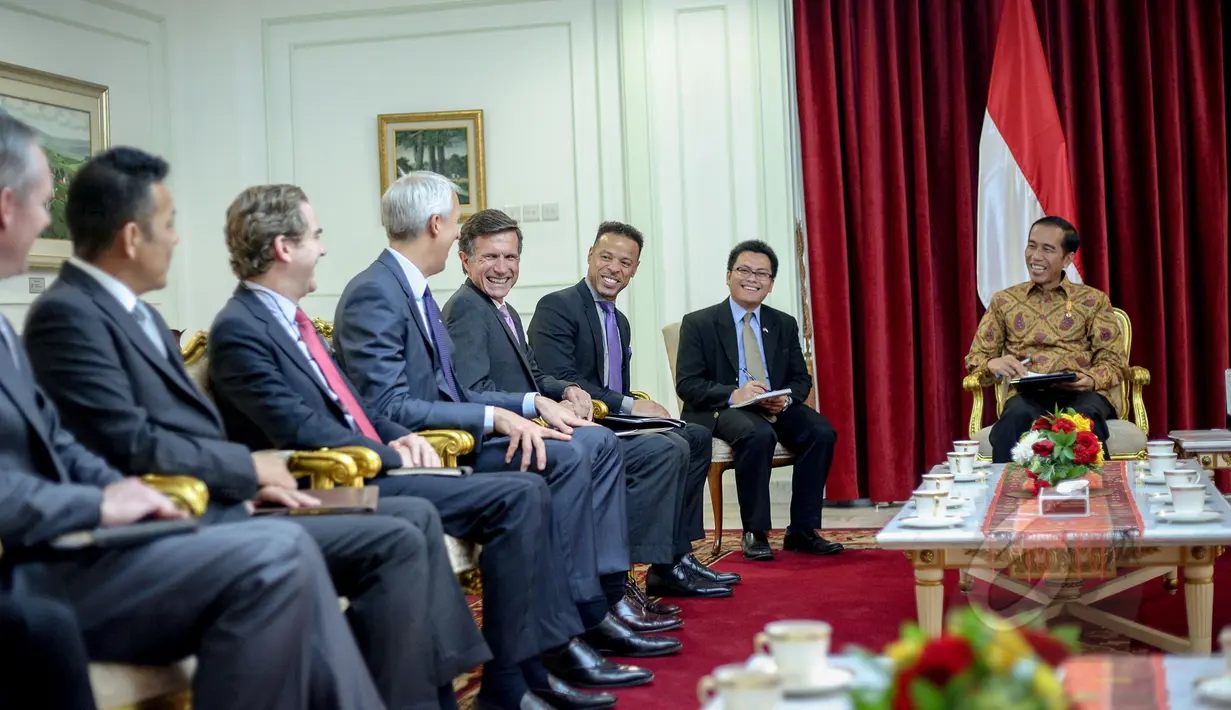 Presiden Joko Widodo (kanan) menerima kunjungan pemimpin perusahaan multinasional Amerika Serikat yang tergabung dalam US-ASEAN Business Council di Kantor Presiden, Jakarta, Selasa (5/5/2015). (Liputan6.com/Faizal Fanani)