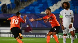 Striker Shaktar Donetsk, Manor Solomon, merayakan gol yang dicetaknya ke gawang Real Madrid pada laga Liga Champions 2020/2021 di Estadio Alfredo Di Stefano, Rabu (21/10/2020) malam WIB. Real Madrid kalah 2-3 oleh Shaktar Donetsk. (AFP/Gabriel Bouys)