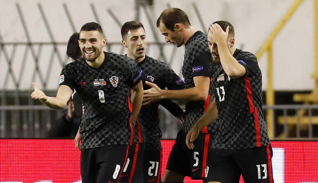 Pemain Kroasia, Mateo Kovacic, melakukan selebrasi usai mencetak gol ke gawang Portugal pada laga UEFA Nations League di Stadion Poljud, Rabu (18/11/2020). Portugal menang dengan skor 3-2. (AP/Darko Bandic)