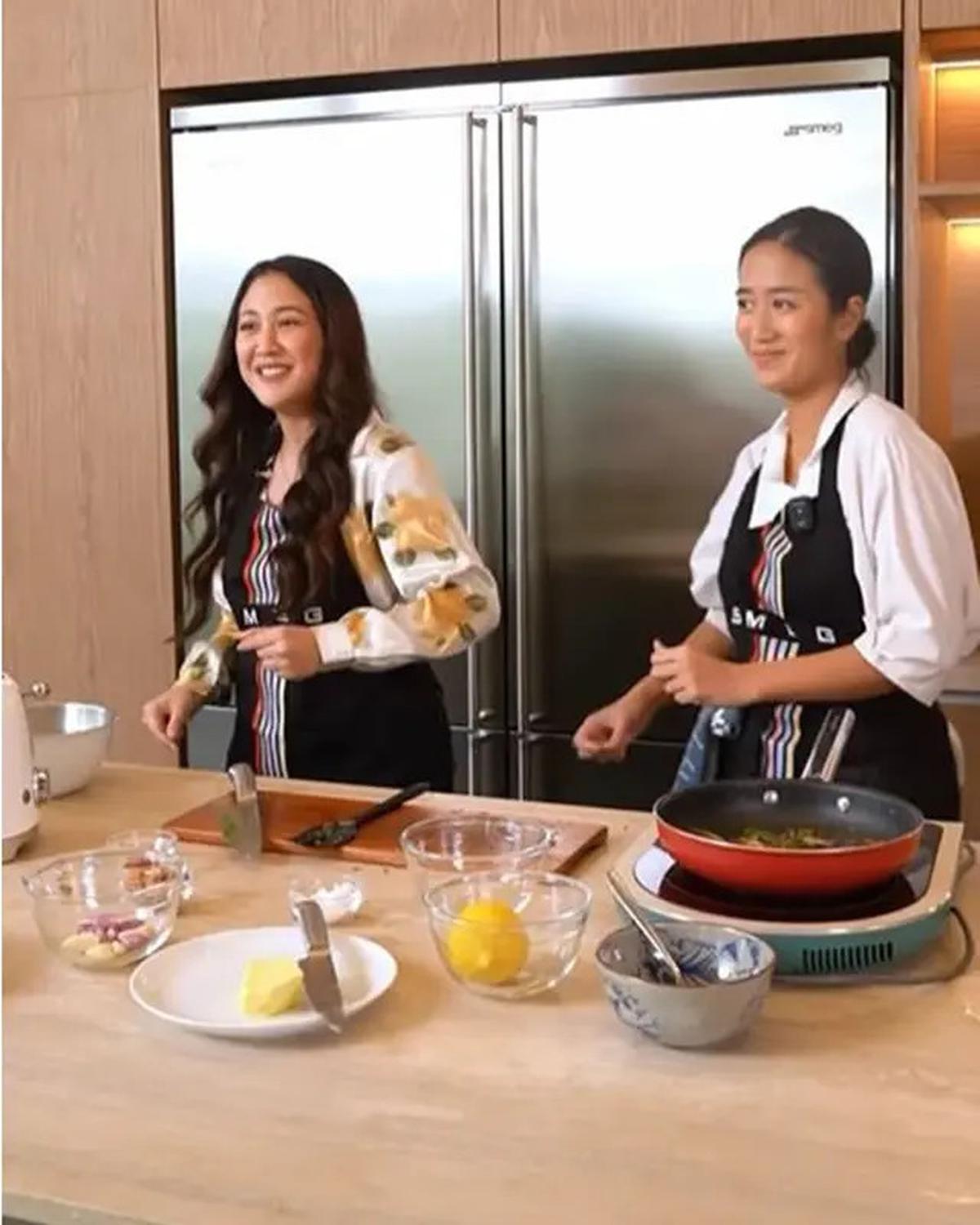 6 Potret Keseruan Sherina Munaf dan Chef Renatta Masak Bareng, Bikin Turkish Eggs