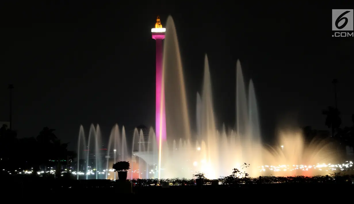 Air mancur yang dihiasi lampu saat di resmikan oleh Gubernur DKI Jakarta Djarot Saiful Hidayat di kawasan Monumen Nasional (Monas), Jakarta, Sabtu malam (12/8). (Liputan6.com/Johan Tallo)