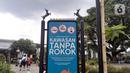 Pemberitahuan "Kawasan Tanpa Rokok" terpampang di Alun-Alun Kota Bogor, Jawa Barat, Senin (26/9/2022). Meski menyediakan fasilitas luar ruangan, salah satu ikon Kota Bogor ini menerapkan kawasan tanpa rokok. (Liputan6.com/Magang/Aida Nuralifa)