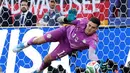 Kiper Paraguay Orlando Gill Paraguay menyelamatkan penalti keempat dari pemain Jerman Nick Woltemade dalam adu penalti selama pertandingan Babak 32 Besar Piala Dunia FIFA 2026 antara.
